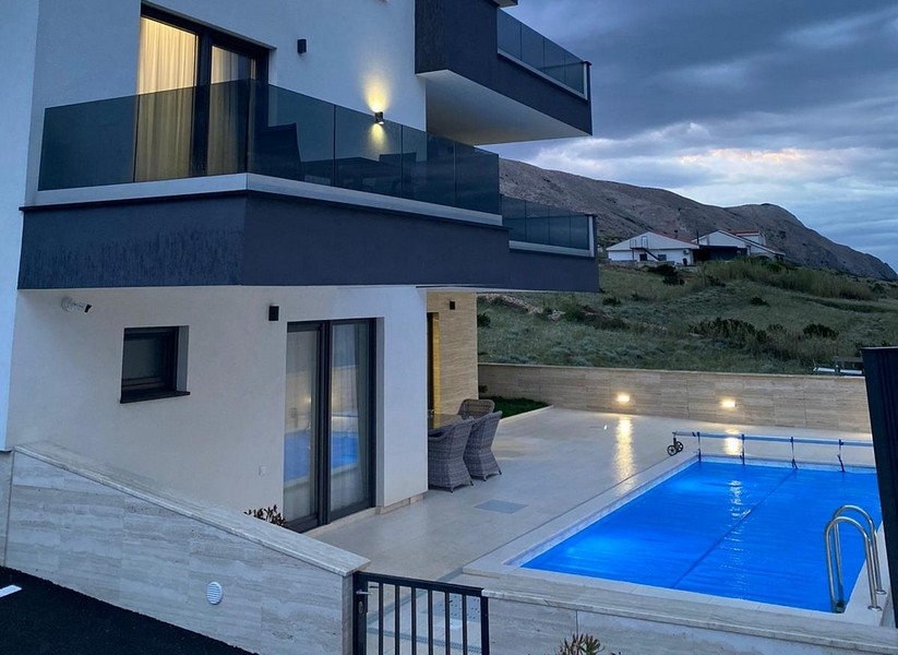 Terrass med pool av fastighet A3950 på Pag, Kroatien.