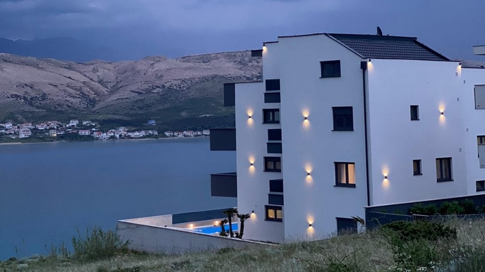 Lägenhet vid havet i modern byggnad.