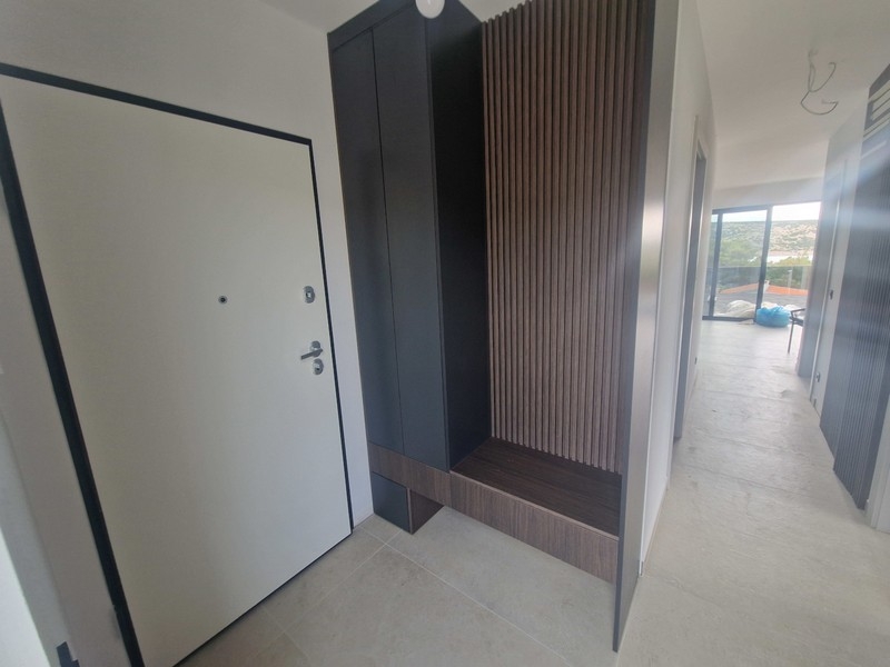 Hall med träribbor och modern design