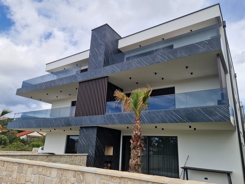 Modernt bostadshus med glasbalkonger i Kroatien