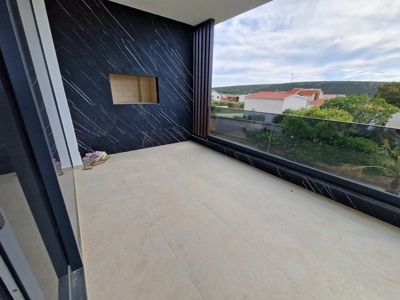 Terrass med grillplats och havsutsikt