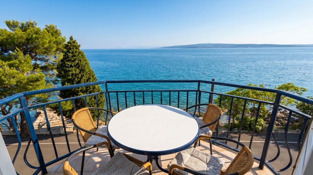 Balkong med havsutsikt direkt vid havet i Kroatien