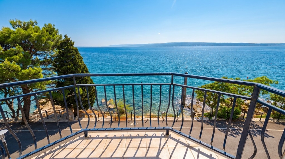 Panoramautsikt över havet från balkongen i en lägenhet i Kroatien