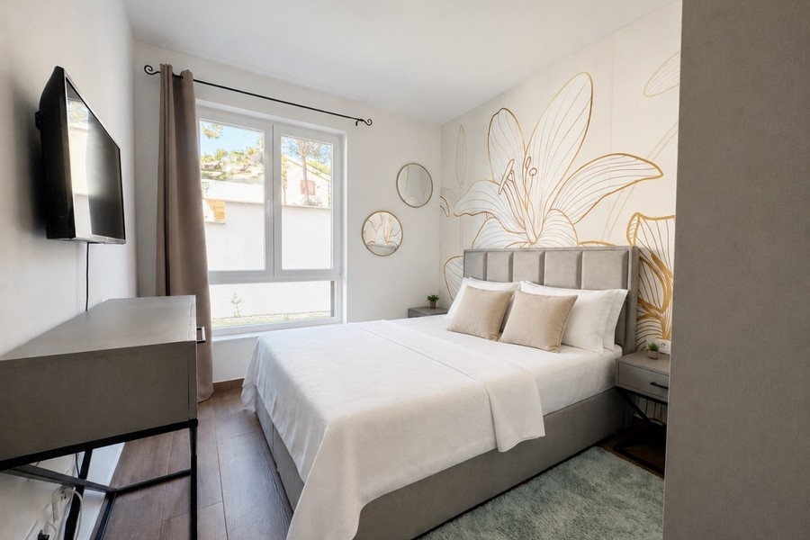 Sovrum med dekorativ väggdesign och modern inredning