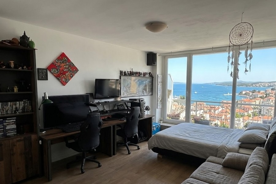 Sovrum med panoramautsikt över havet och kusten