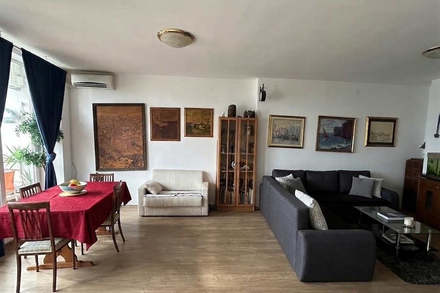 Rymligt vardagsrum med modern inredning