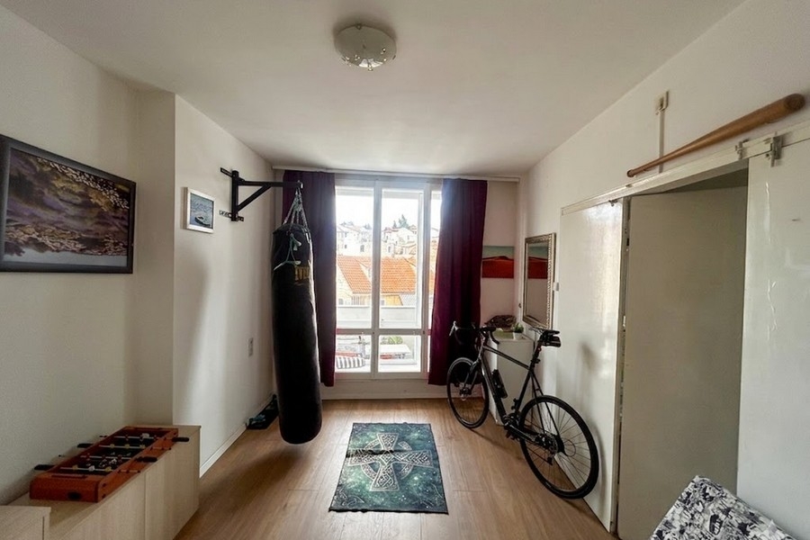 Sovrum med gym och utsikt över staden