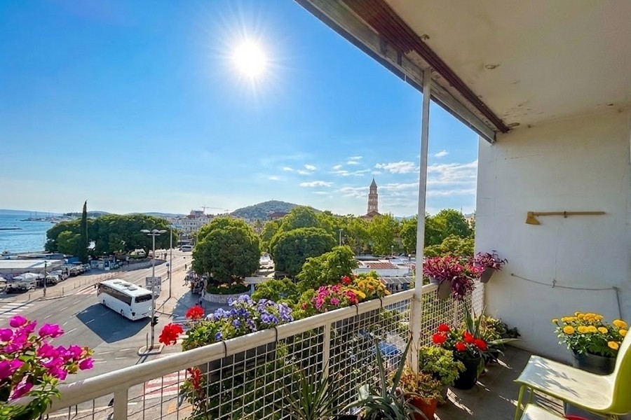 Terrass med blommor och utsikt över havet och gamla stan i Split
