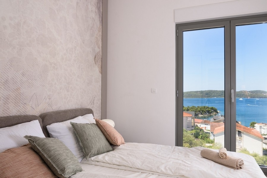 Ljust sovrum med panoramafönster