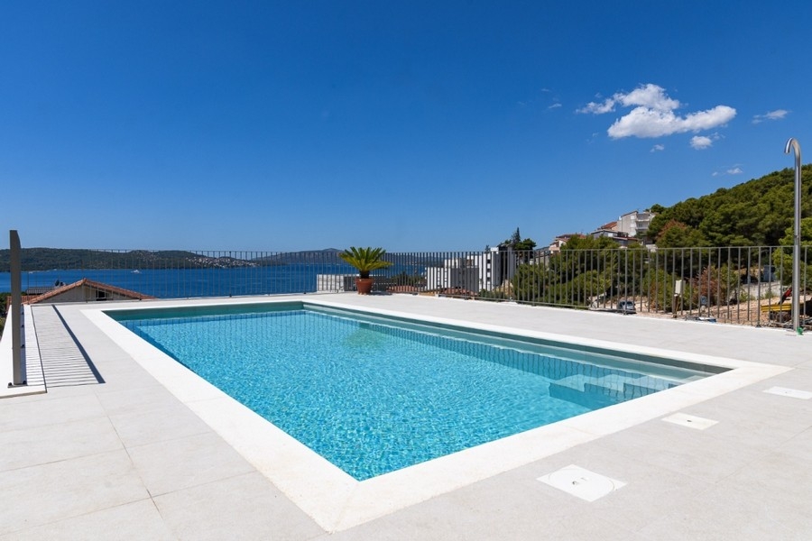 Gemensam pool med havsutsikt i Kroatien