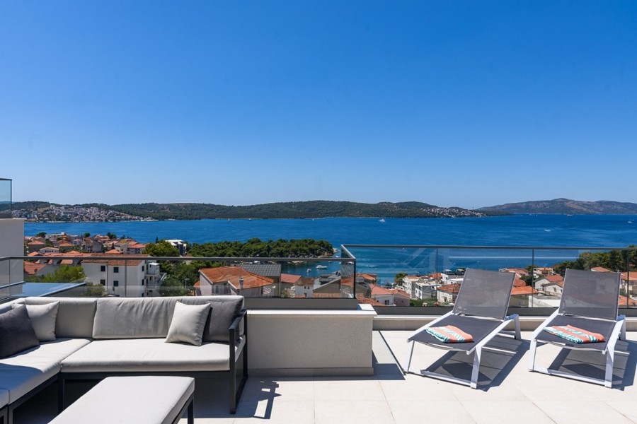 Solterrass med panoramautsikt över havet