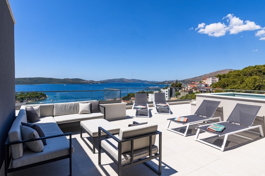 Rymlig takterrass med lounge och havsutsikt