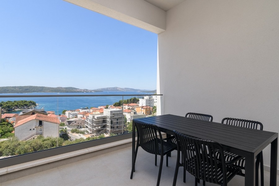Terrass med uteplats och havsutsikt i Dalmatien