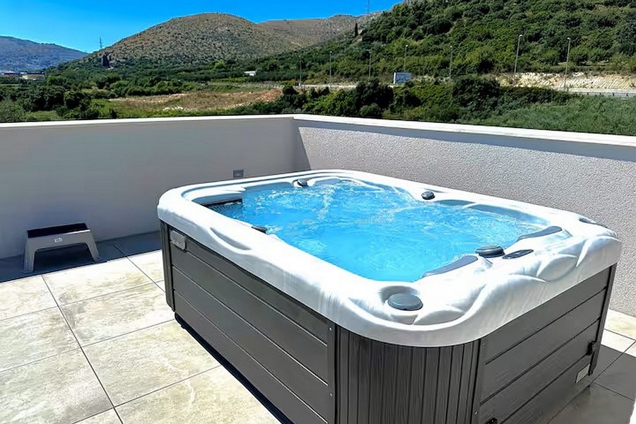 Jacuzzi på takterrassen i en modern lägenhet i Kroatien