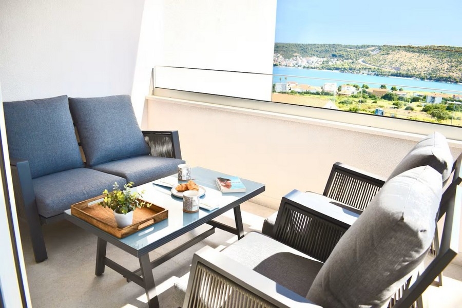 Täckt terrass med sittgrupp och havsutsikt