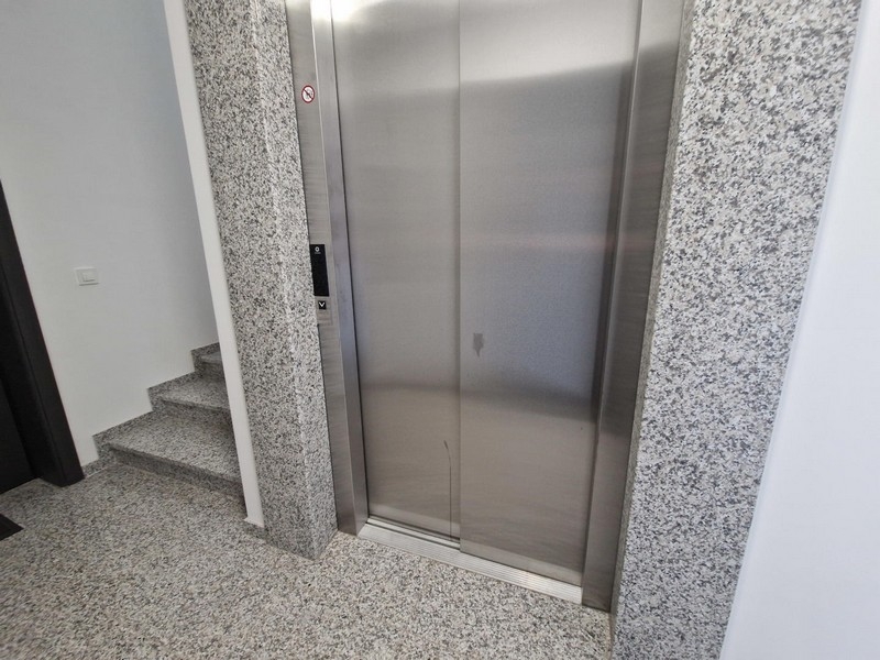 Hiss i trapphuset i ett bostadshus