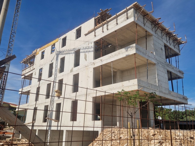 Bostadskomplex på stranden i Povljana på Pag