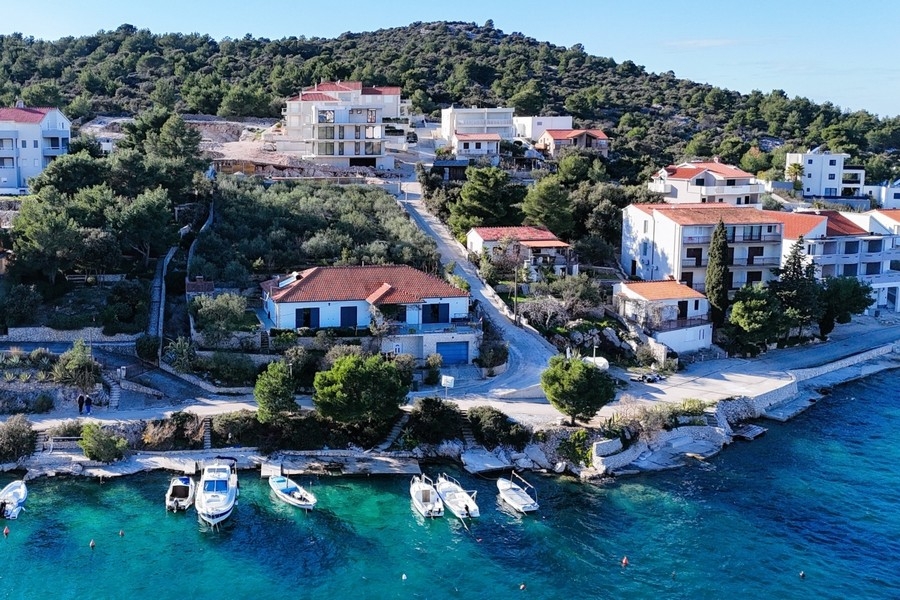 Kustläge med båtbrygga och havsutsikt i Kroatien