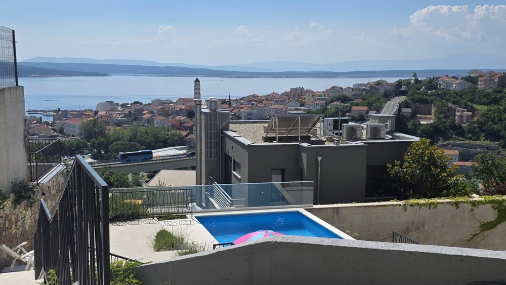 Pool med panoramautsikt över havet