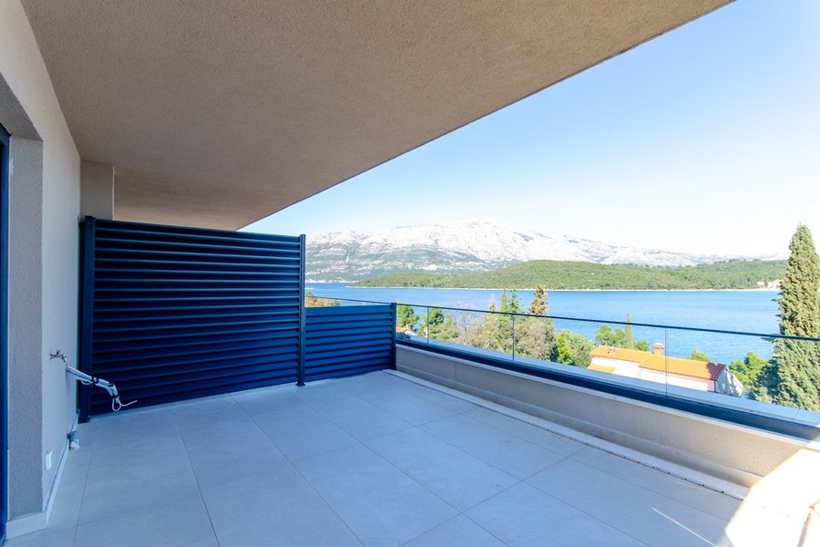 Rymlig terrass med panoramautsikt över havet