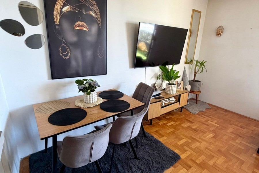 Vardagsrum med matbord och tv