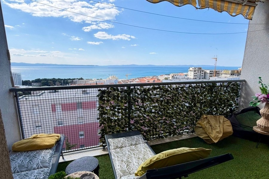 Solstolar på loggia med panoramautsikt
