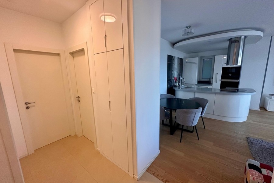 Entré med utsikt över kök och matplats