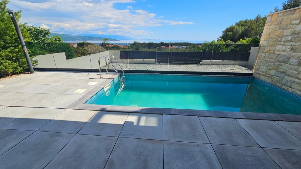 Pool med terrass och panoramautsikt över havet på ön Krk