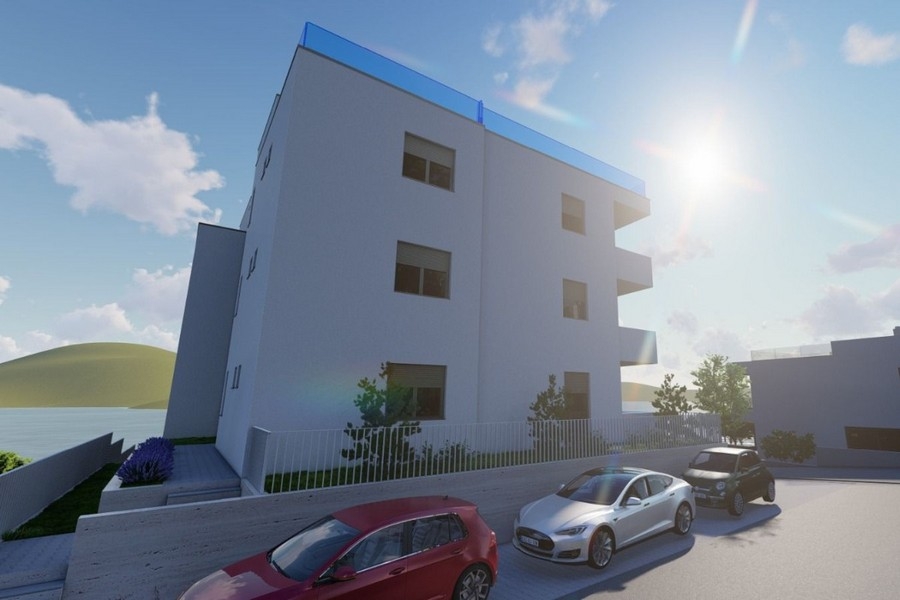 Lägenhetshus med parkeringsplatser och havsutsikt