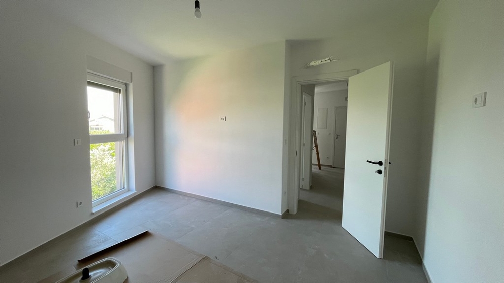 Rum med dörr till hall