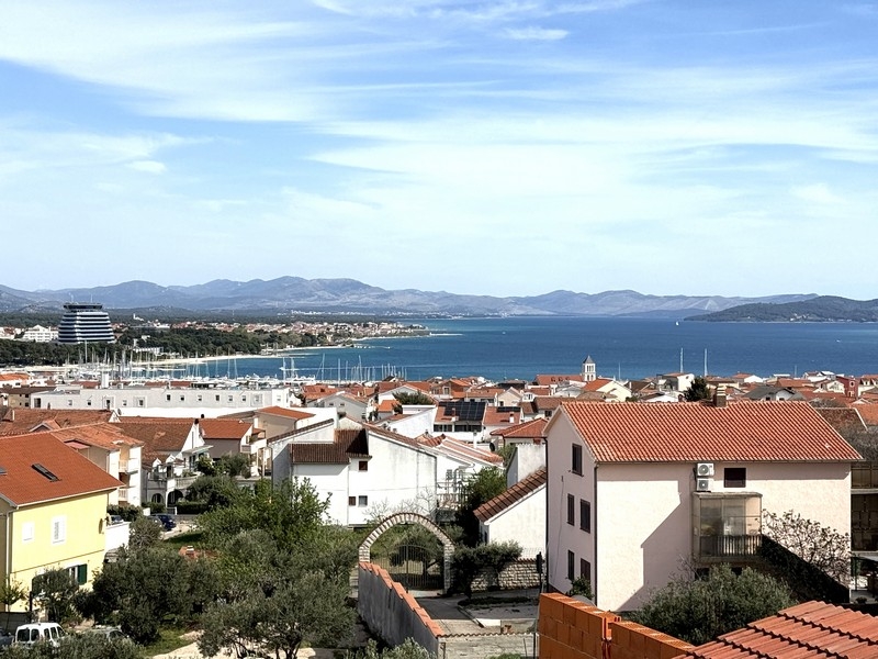 Panoramautsikt över havet och marinan i Vodice