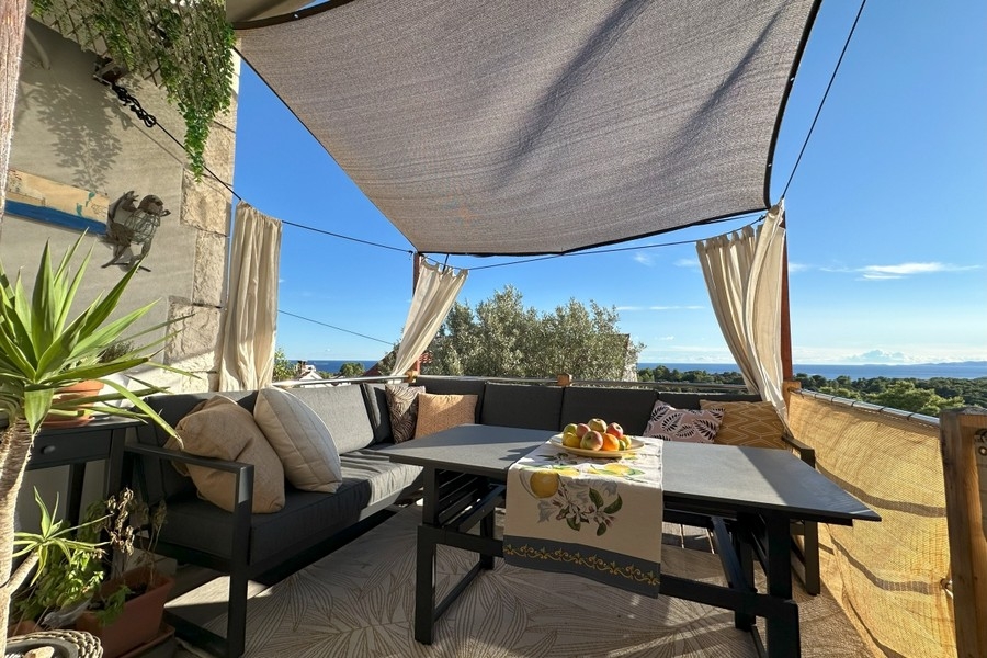 Terrass med lounge och havsutsikt