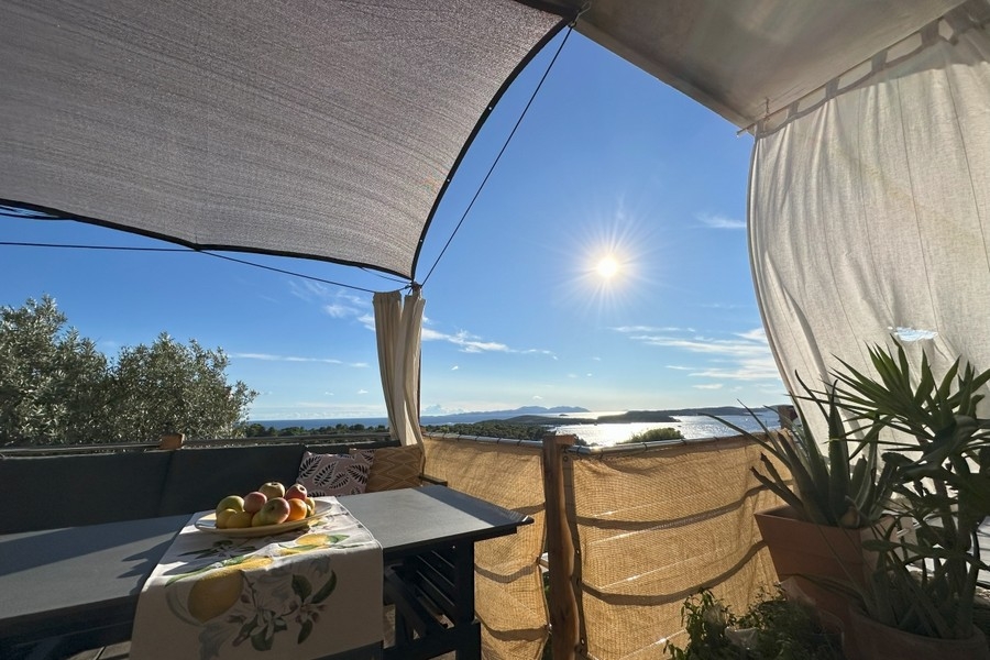 Terrass med havsutsikt och markis