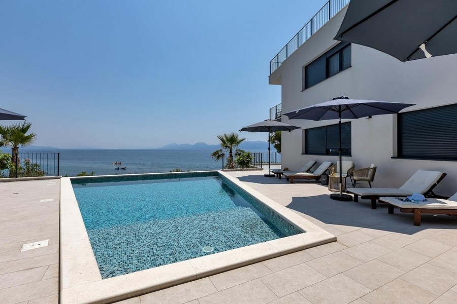 Pool med solterrass och havsutsikt i Kroatien