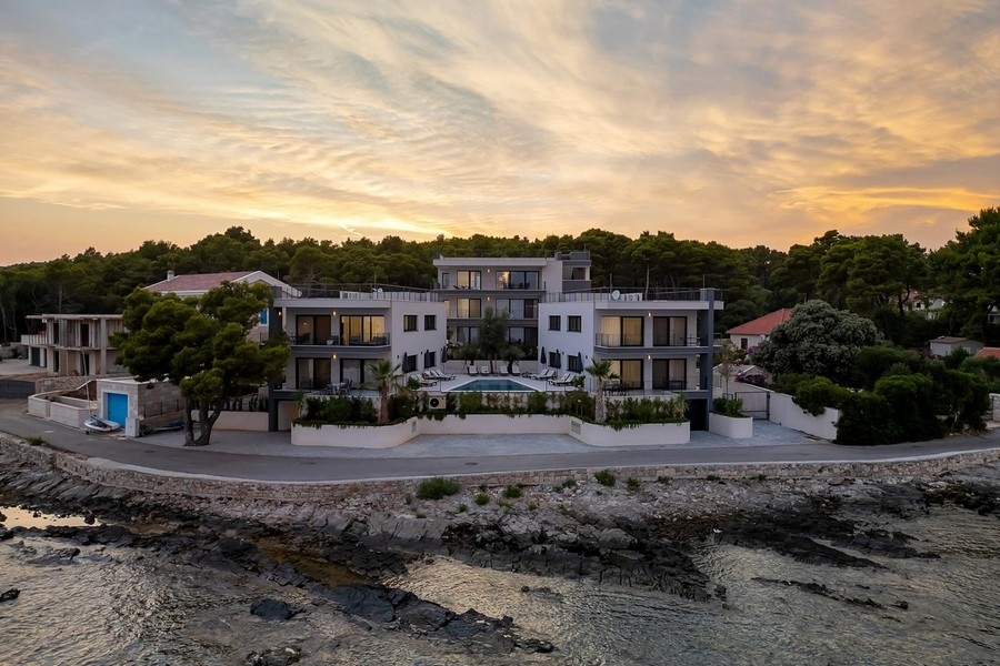Solnedgång vid havet på ön Hvar