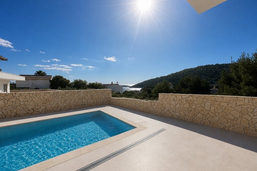 Pool och terrass med havsutsikt i Kroatien