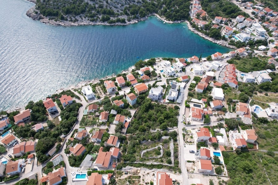 Flygfoto över Rogoznica-bukten i Kroatien