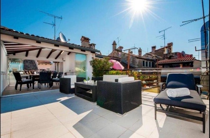 Takterrass med utsikt över gamla stan i Rovinj