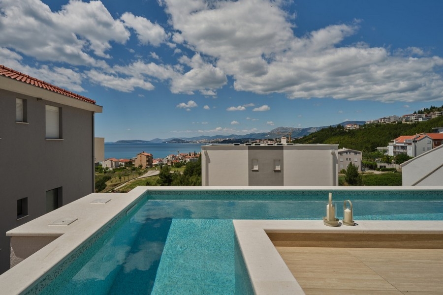 Privat pool med havsutsikt och solterrass