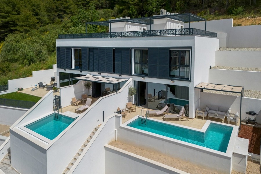 Modern lyxvilla med pool och trädgård