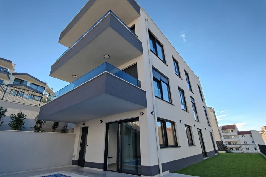 Modernt bostadshus med balkonger