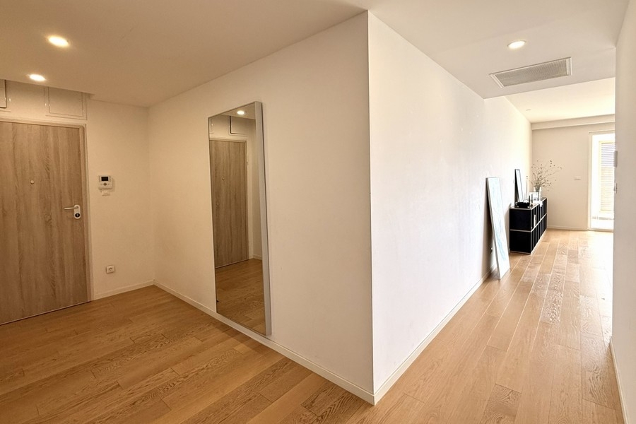 Entré med spegel och hall