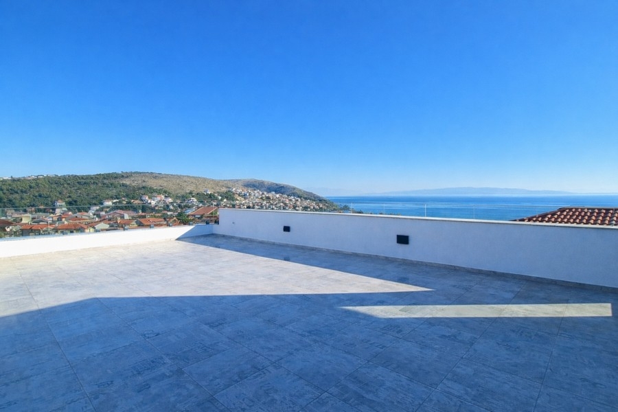 Takterrass med havsutsikt över Ciovo i Kroatien