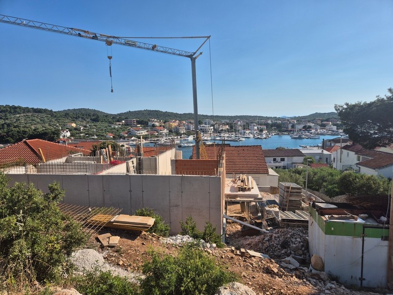 Panoramautsikt över havet och staden i Jezera Kroatien