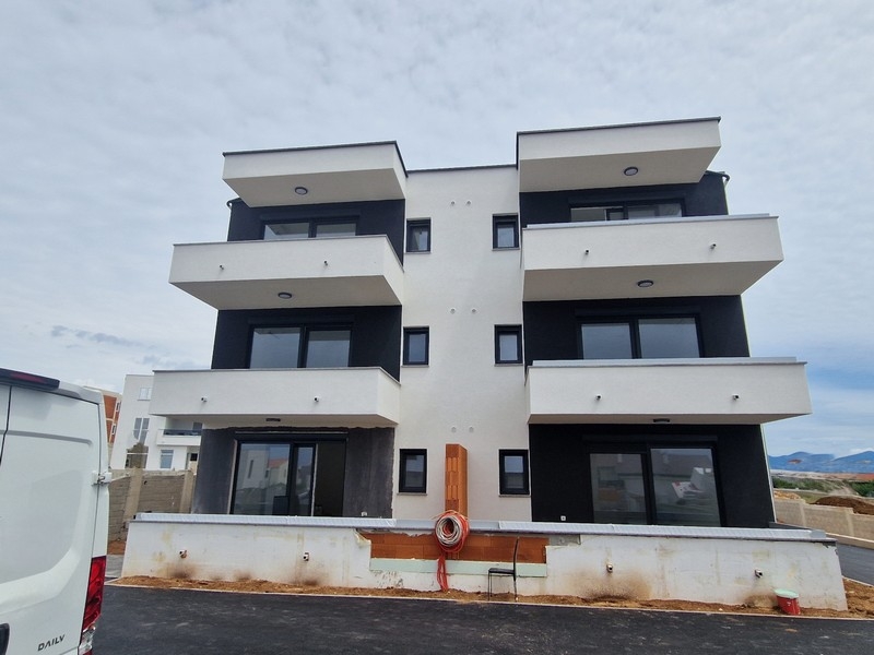 Modernt nytt bostadskomplex med balkonger i Kroatien