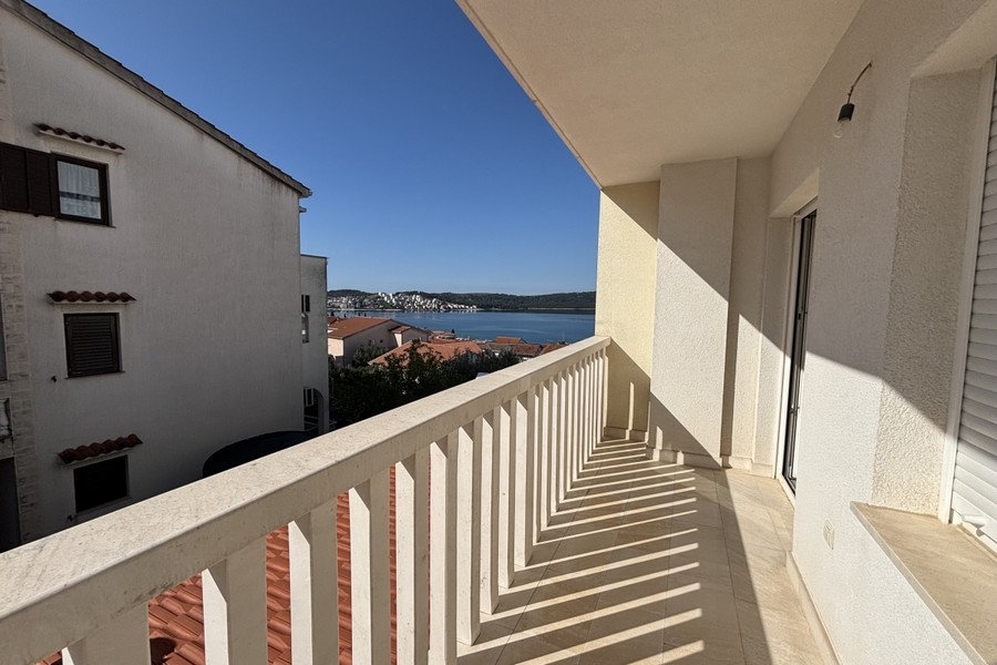 Lägenhetens solterrass med panoramautsikt