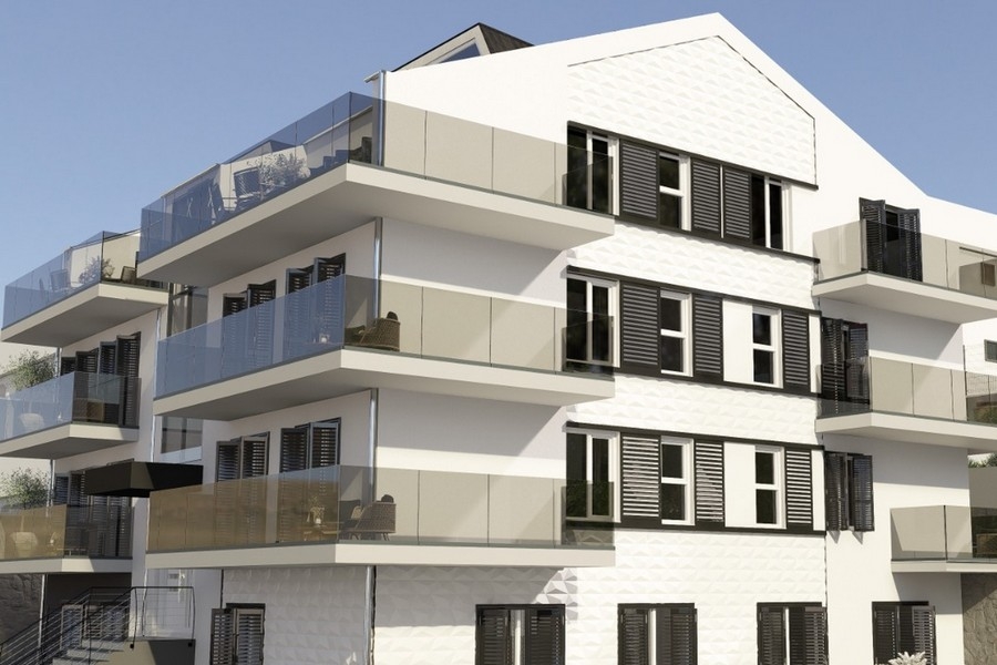 Nybyggt bostadshus med glasbalkonger på Ciovo
