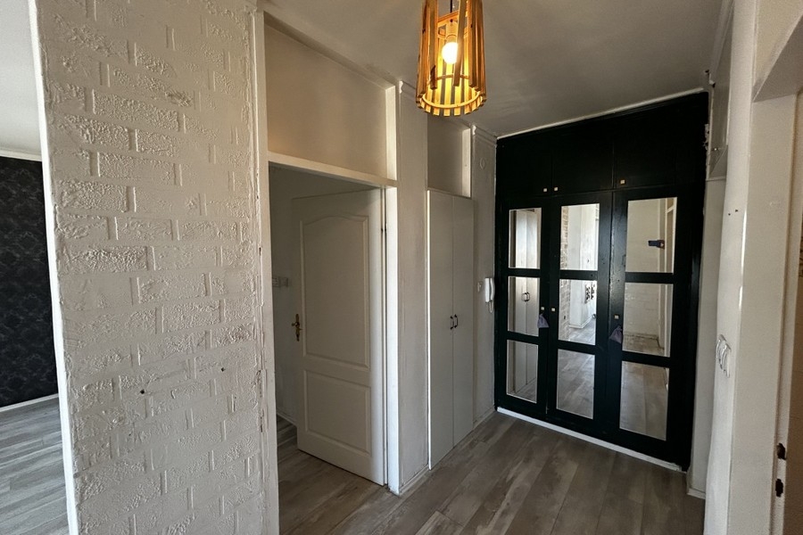 Hall med inbyggt skåp och glasdörr