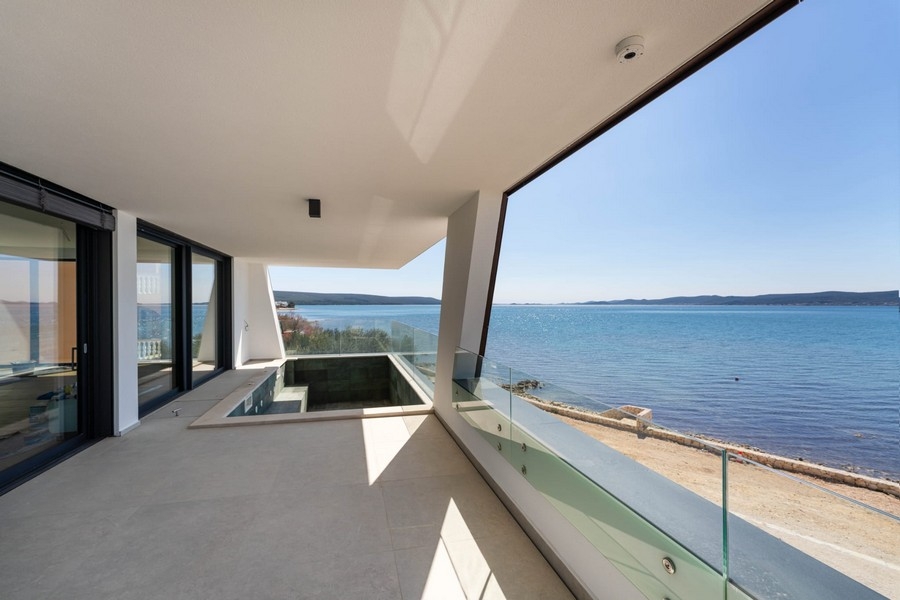 Terrass med pool och utsikt över stranden och havet