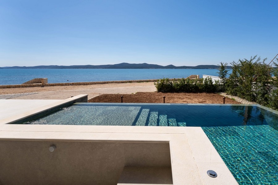 Pool med utsikt över havet framför Sukosan